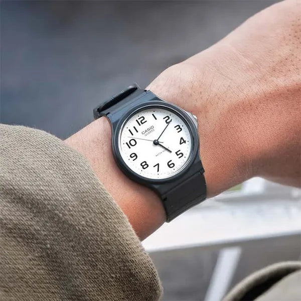 Casio MQ-24-7B uniszex kvarc karóra, fehér számlap, fekete szíj, WR30