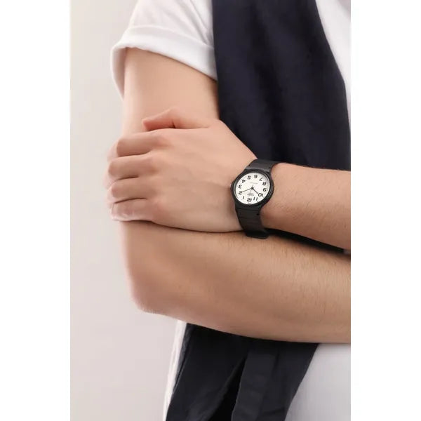 Casio MQ-24-7B uniszex kvarc karóra, fehér számlap, fekete szíj, WR30