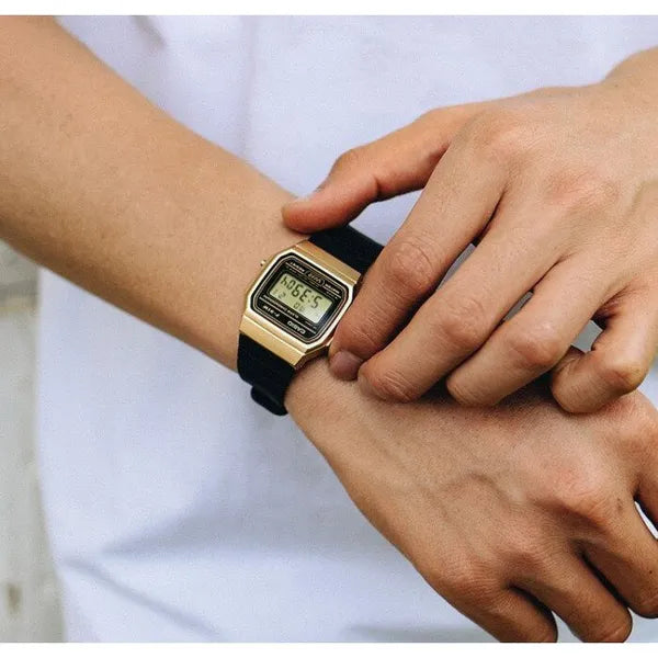 Casio férfi digitális karóra F-91WM-9A, arany tok, WR100, díszdoboz
