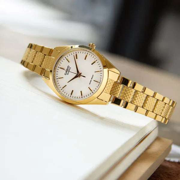 Casio LTP-1274G-7A női karóra, arany acél szíj, 32 mm, WR30, fehér számlap