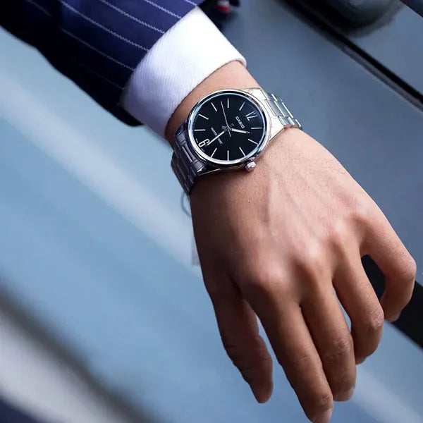 Casio MTP-V005D-1B férfi karóra, ezüst acél, fekete számlap, 40 mm, WR30