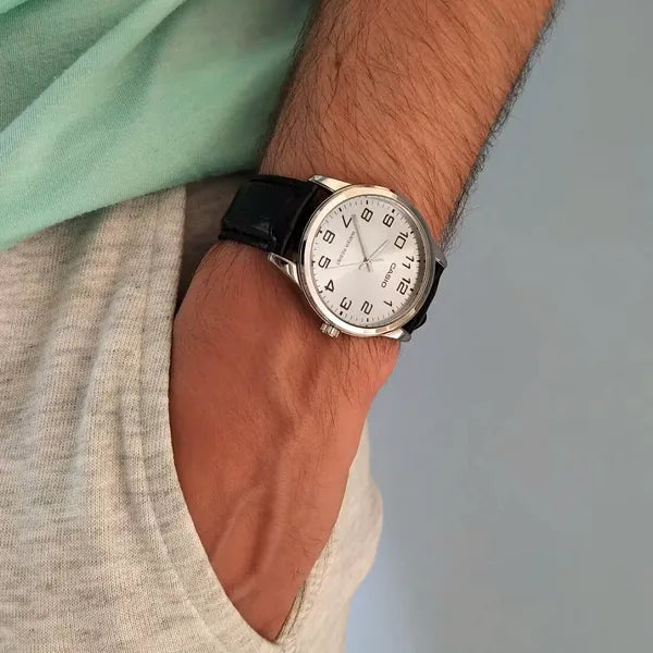 Casio MTP-V001L-7B férfi óra, bőr szíj, ezüst számlap, WR30, díszdobozzal