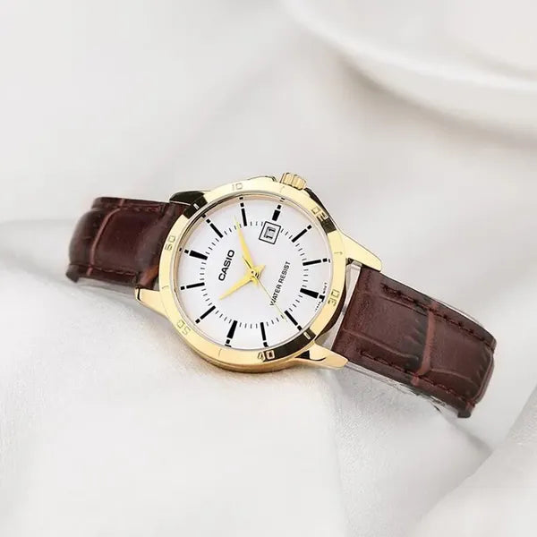 Casio LTP-V004GL-7A női kvarc karóra, arany tok, fehér számlap, bőr szíj