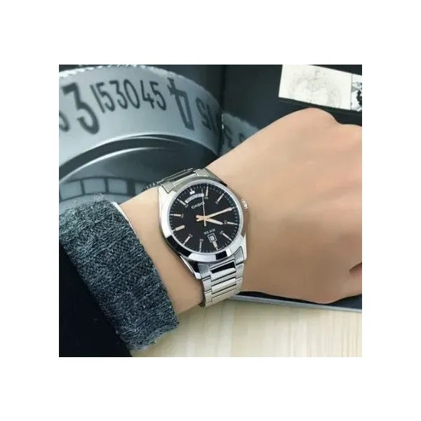 Casio MTP-1370D-1A2V férfi kvarc karóra, acél szíj, fekete számlap, WR50, 37 mm