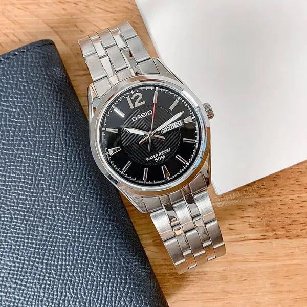 Casio MTP-1335D-1AV férfi karóra, acél szíj, fekete számlap, WR50, dátum