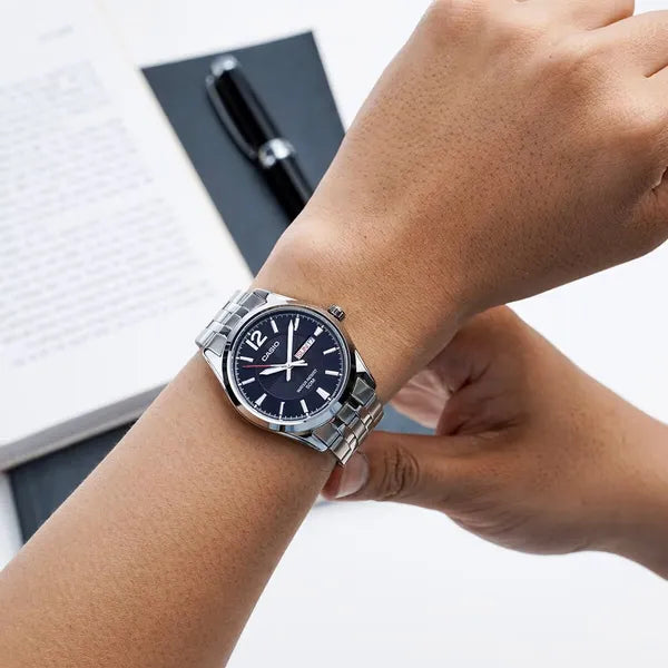 Casio MTP-1335D-1AV férfi karóra, acél szíj, fekete számlap, WR50, dátum