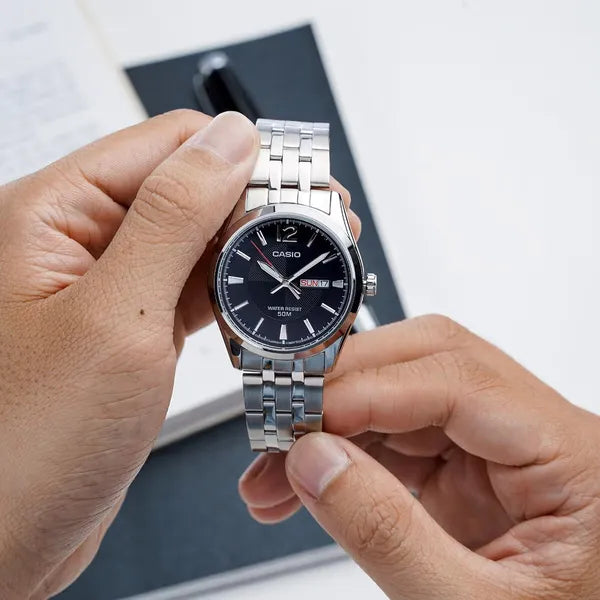 Casio MTP-1335D-1AV férfi karóra, acél szíj, fekete számlap, WR50, dátum