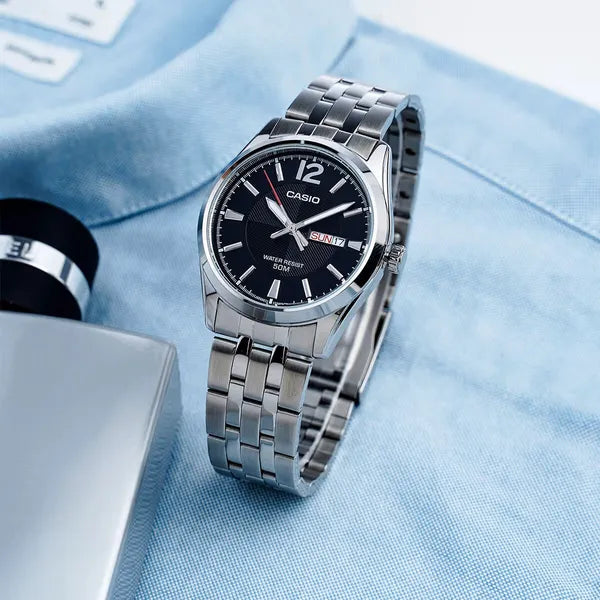 Casio MTP-1335D-1AV férfi karóra, acél szíj, fekete számlap, WR50, dátum