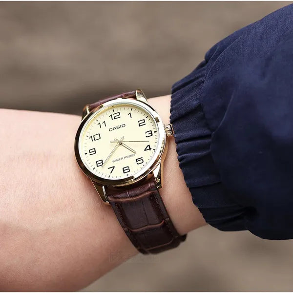 Casio férfi kvarc karóra 38 mm, arany számlap, barna bőrszíj, WR30 MTP-V001GL-9B