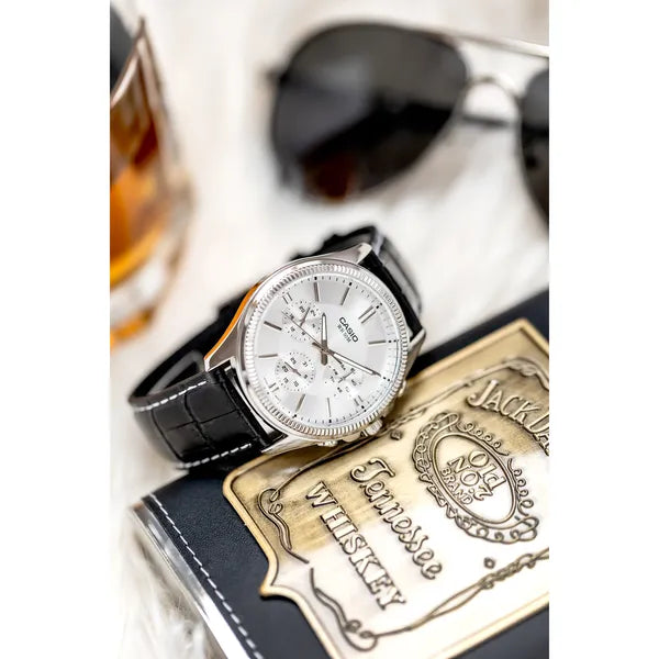 Casio MTP-1375L-7AVDF férfi kvarc karóra, ezüst számlap, fekete bőr, WR50, 42 mm