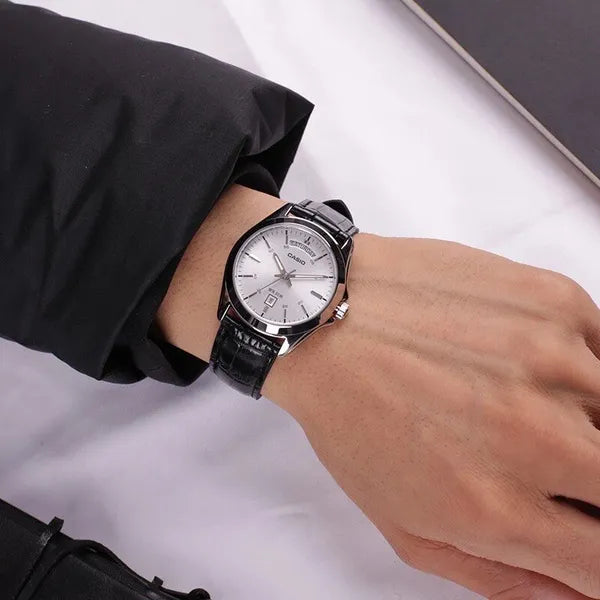 Casio MTP-1370L-7AVDF férfi karóra, kvarc, bőrszíj, WR50, dátum+nap