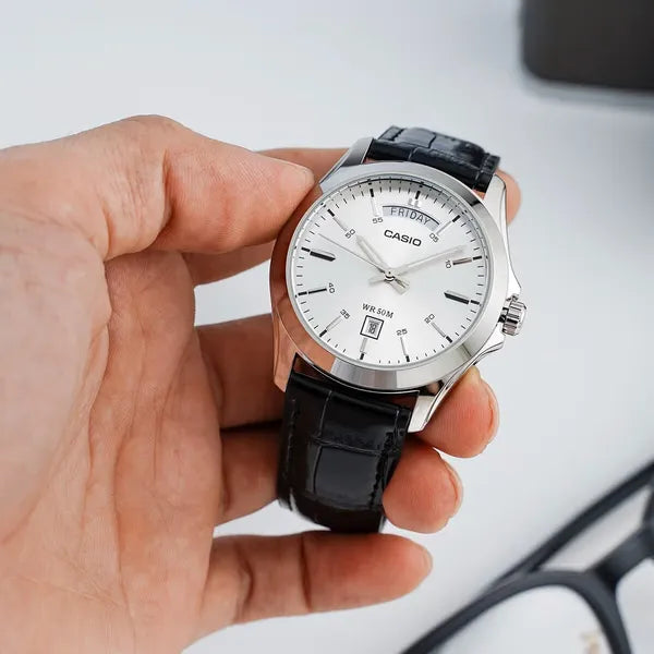 Casio MTP-1370L-7AVDF férfi karóra, kvarc, bőrszíj, WR50, dátum+nap