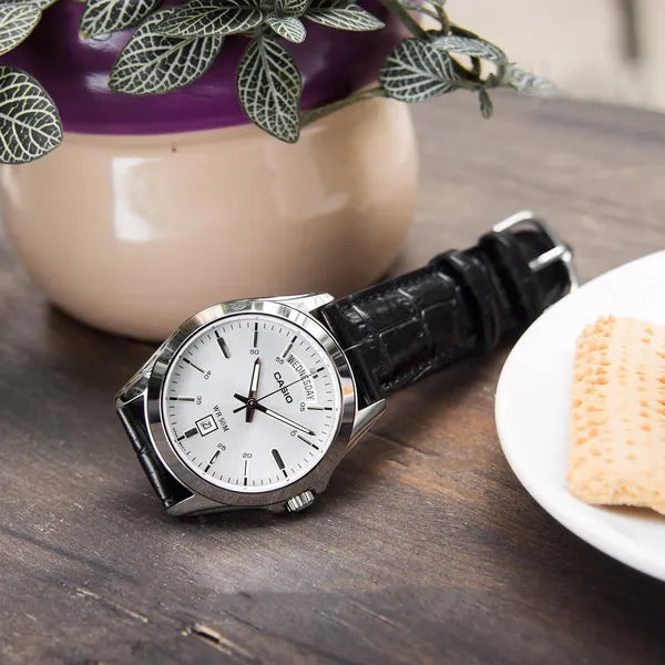 Casio MTP-1370L-7AVDF férfi karóra, kvarc, bőrszíj, WR50, dátum+nap