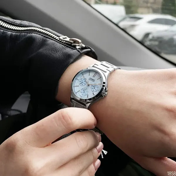 Casio LTP-V300D-2AUDF női karóra, ezüst acél szíj, kék számlap, WR30