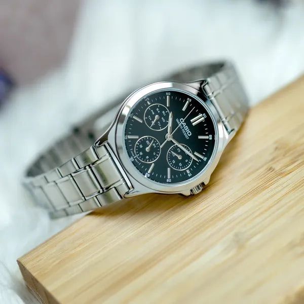 Casio LTP-V300D-1A női karóra, fekete számlap, acél szíj, 33 mm, WR30