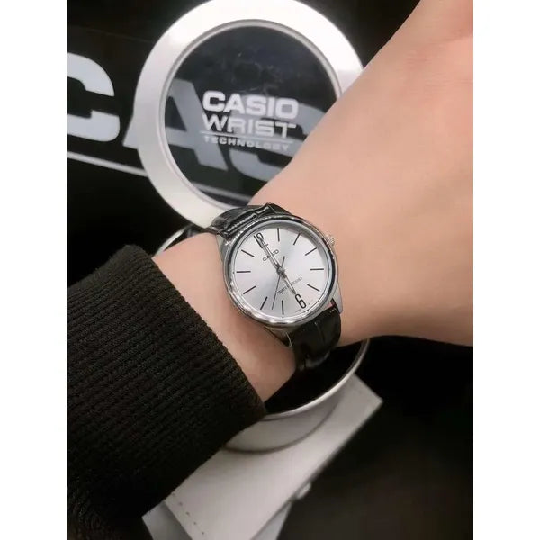 Casio LTP-V005L-7BUDF női kvarc karóra, 28 mm, fekete bőrszíj, ezüst számlap