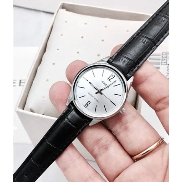 Casio LTP-V005L-7BUDF női kvarc karóra, 28 mm, fekete bőrszíj, ezüst számlap