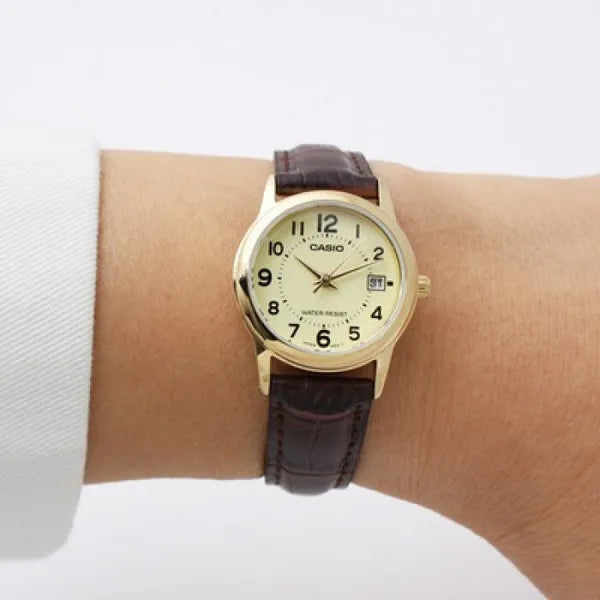 Casio LTP-V002GL-9BUDF női karóra, 25 mm, arany számlap, barna bőr szíj, WR30