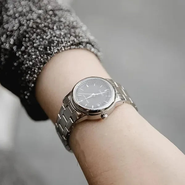 Casio LTP-V002D-1A női karóra, fekete számlap, acél szíj, 25 mm + doboz
