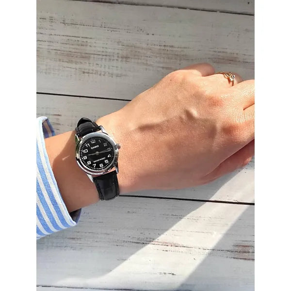 Casio LTP-V001L-1B női karóra, fekete bőr szíj, fekete számlap, 24 mm, WR30