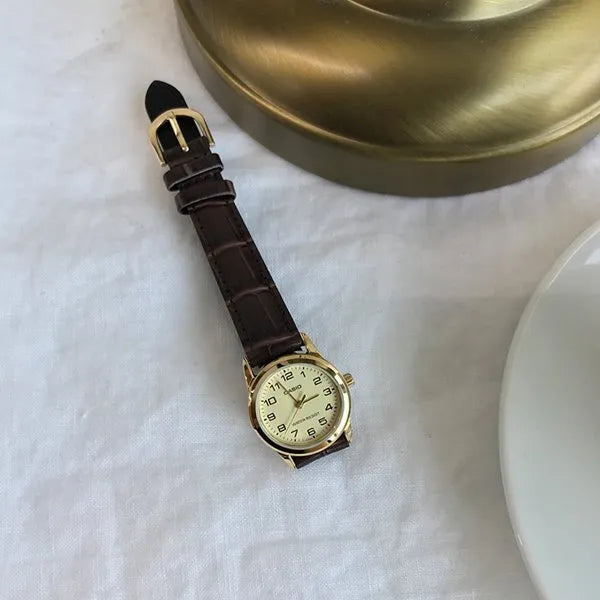 Casio LTP-V001GL-9B női karóra, arany számlap, barna bőr szíj, WR30