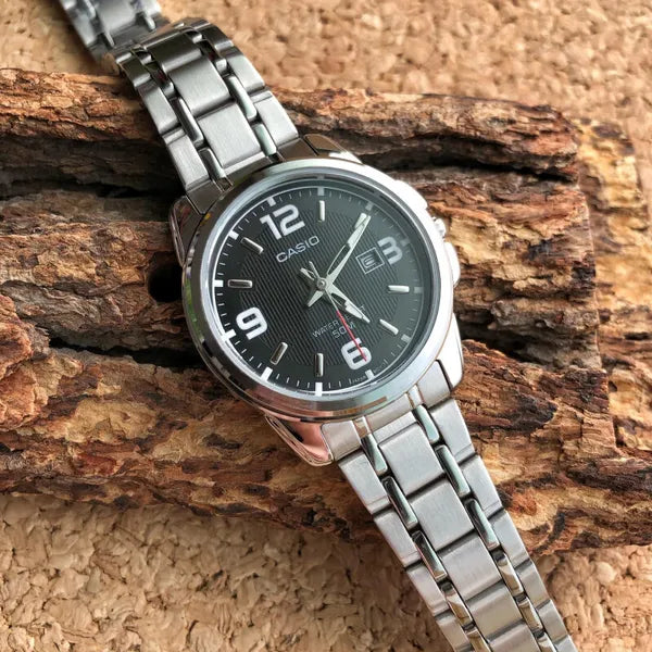 Casio LTP-1314D-1AVDF női karóra, fekete számlap, acél szíj, 32 mm, WR50