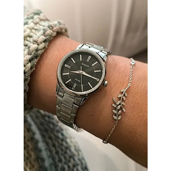 Casio LTP-1303D-1AVDF női karóra, 30 mm, acél szíj, fekete számlap, WR50