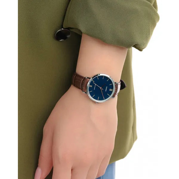 Casio LTP-VT01L-2B női karóra, kék számlap, barna bőr szíj, 34 mm