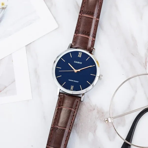Casio LTP-VT01L-2B női karóra, kék számlap, barna bőr szíj, 34 mm