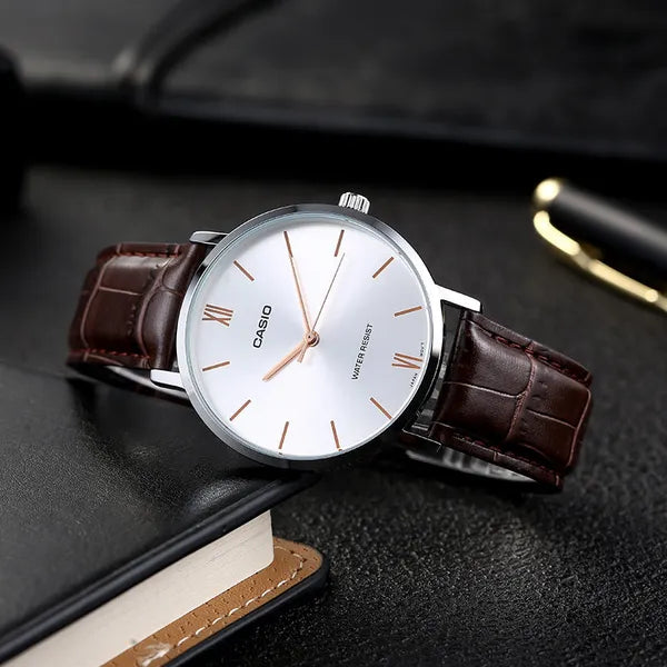 Casio LTP-VT01L-7B2UDF női karóra, 34 mm, barna bőr, WR30, ezüst számlap