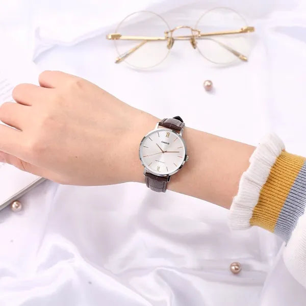 Casio LTP-VT01L-7B2UDF női karóra, 34 mm, barna bőr, WR30, ezüst számlap