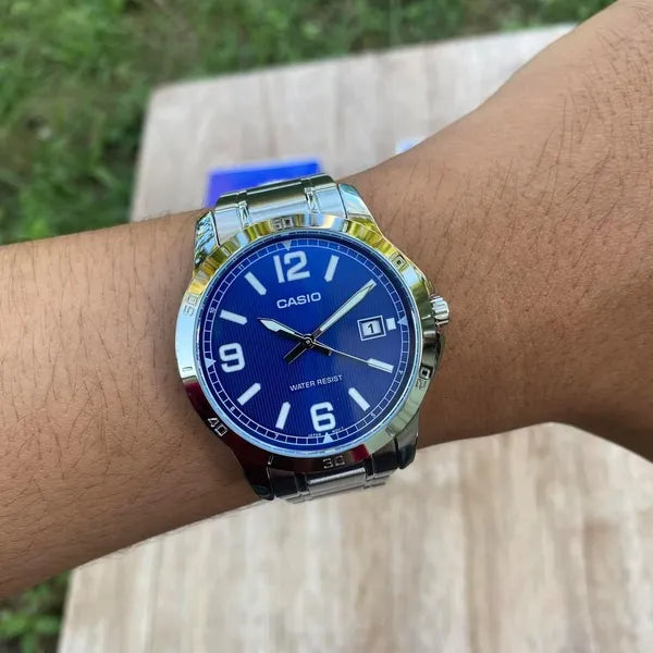 Casio MTP-V004D-2B férfi karóra, acél szíj, kék számlap, dátum, WR30, kvarc