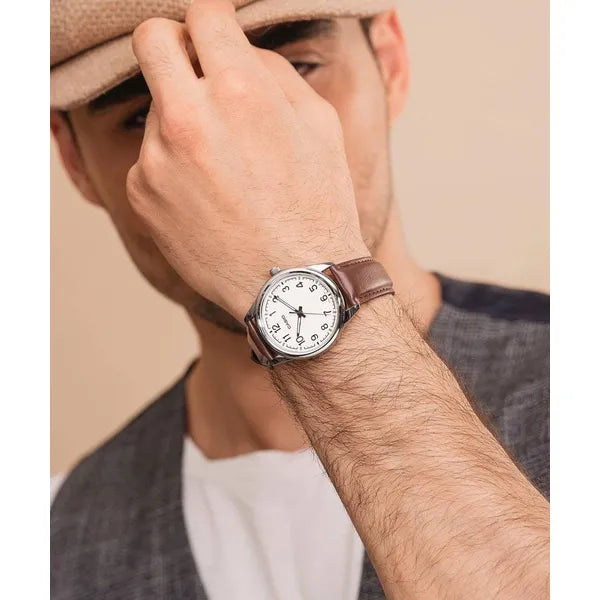 Casio férfi karóra, kvarc, 40 mm, fehér számlap, barna bőr szíj, WR30, díszdoboz