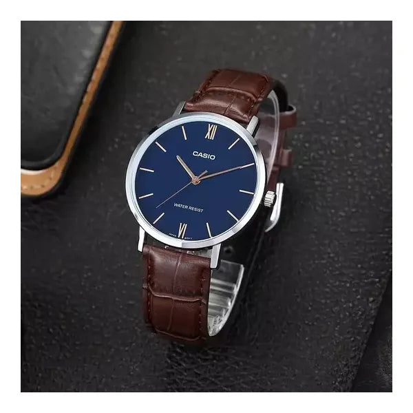 Casio MTP-VT01L-2B férfi karóra, sötétkék számlap, barna bőr, WR30, díszdoboz