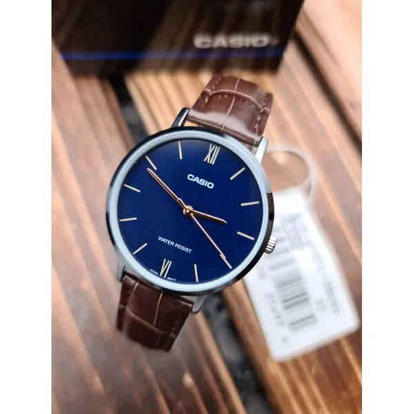 Casio MTP-VT01L-2B férfi karóra, sötétkék számlap, barna bőr, WR30, díszdoboz