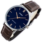 Casio MTP-VT01L-2B férfi karóra, sötétkék számlap, barna bőr, WR30, díszdoboz