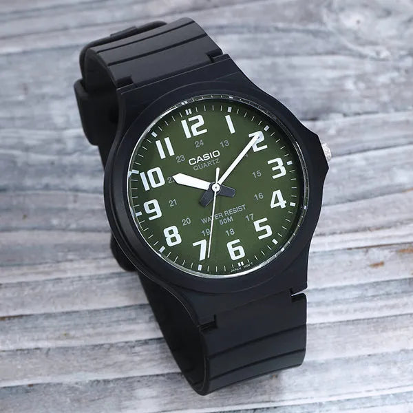 Casio MW-240-3B férfi karóra, zöld számlap, műanyag tok és szíj, 44 mm, WR50