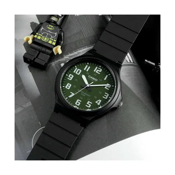 Casio MW-240-3B férfi karóra, zöld számlap, műanyag tok és szíj, 44 mm, WR50