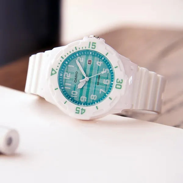 Casio LRW-200H-3CVDF női karóra, 33 mm, zöld számlap, fehér szíj, WR100
