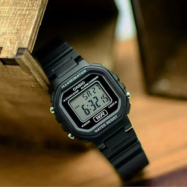 Casio LA-20WH-1AEF gyerek digitális karóra, fekete, WR30, díszdobozzal