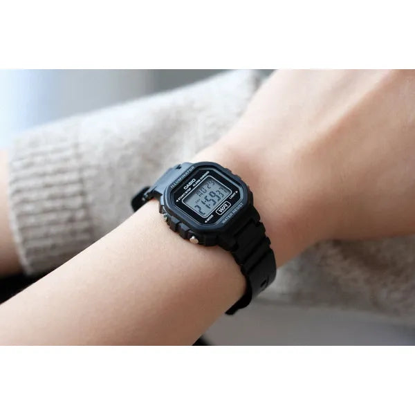 Casio LA-20WH-1AEF gyerek digitális karóra, fekete, WR30, díszdobozzal