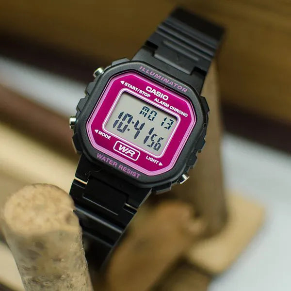 Casio LA-20WH-4ADF gyerek digitális karóra, fekete szíj, rózsaszín kijelző WR30