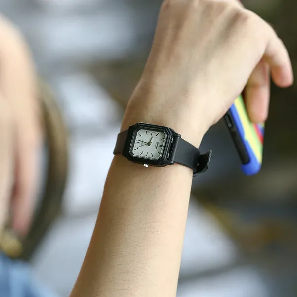 Casio LQ-142-7E női karóra, fekete műanyag szíj, fehér számlap, WR30, kvarc