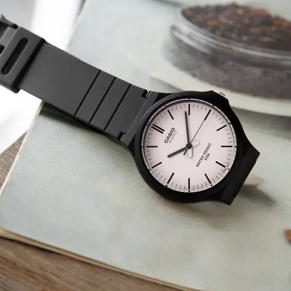 Casio MW-240-7E férfi karóra, fekete, fehér számlap, WR50, 44 mm + díszdoboz