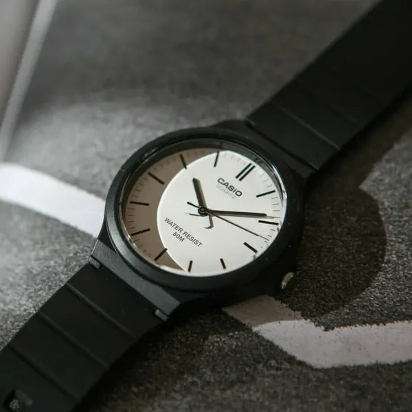 Casio MW-240-7E férfi karóra, fekete, fehér számlap, WR50, 44 mm + díszdoboz