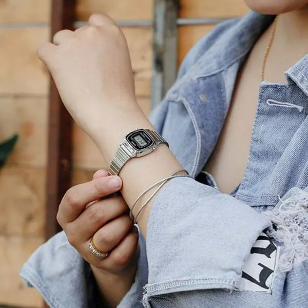 Casio Vintage LA670WA-1D női karóra, ezüst nemesacél, digitális, WR30