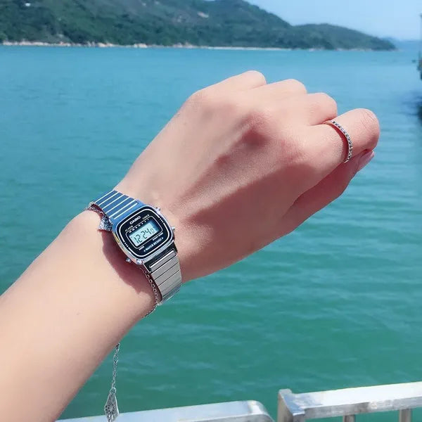 Casio Vintage LA670WA-1D női karóra, ezüst nemesacél, digitális, WR30