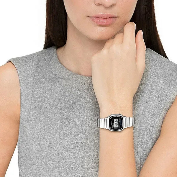 Casio Vintage LA670WA-1D női karóra, ezüst nemesacél, digitális, WR30