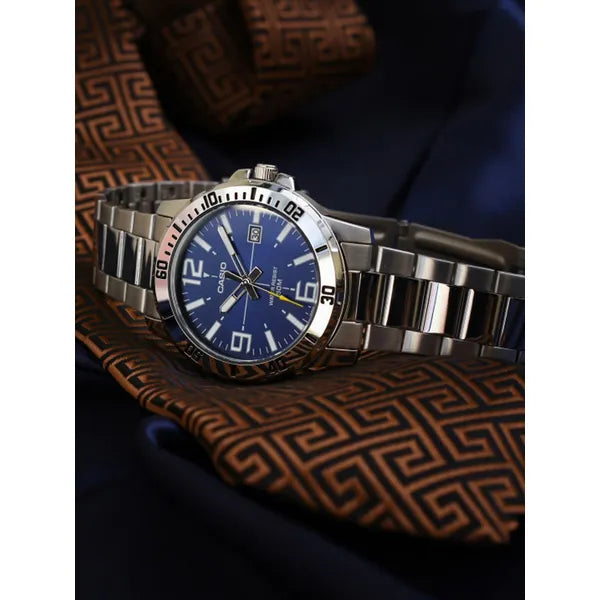 Casio MTP-VD01D-2B férfi karóra, nemesacél, kék számlap, 45 mm, 50 m, dátum