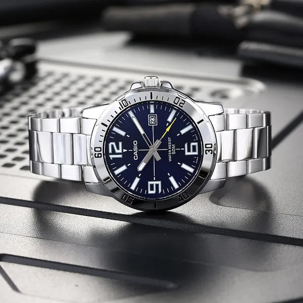 Casio MTP-VD01D-2B férfi karóra, nemesacél, kék számlap, 45 mm, 50 m, dátum